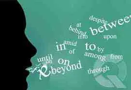 Erreurs courantes en anglais faites sur les prépositions qui suivent certains mots