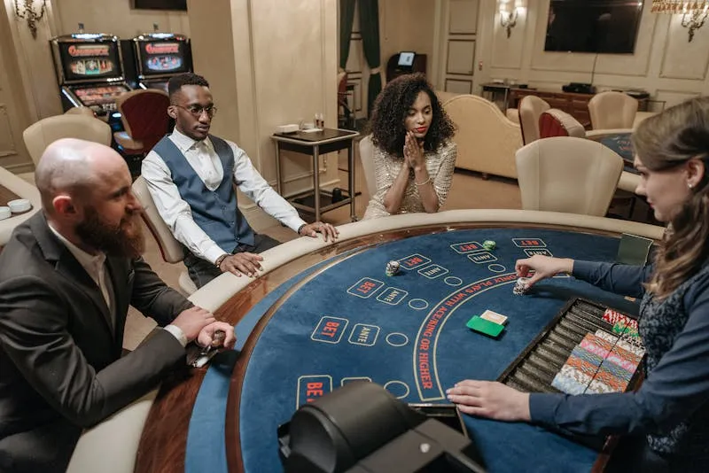 Caméras de surveillance au plafond d'un casino — eye in the sky argot casino anglais