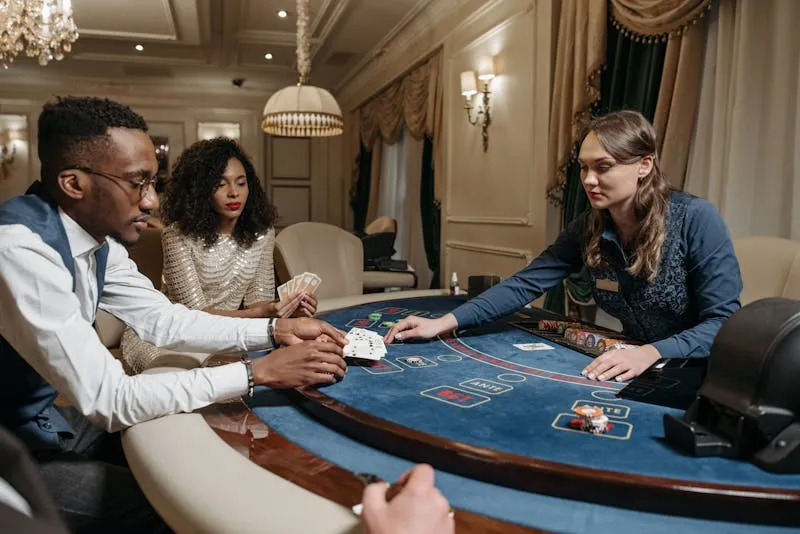 Groupe de joueurs autour d'une table de poker bleue : vocabulaire stratégie poker en anglais